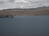 Jezero Titicaca (3800 m.n.m.) a zasněžené vrcholky nedaleko