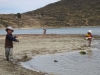 Děti hrající si na břehu jezera Titicaca