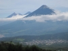 Sopka: Volcán de Agua, v pozadí Volcán de Fuego a sopka Acatenango