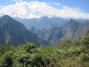 Machu Picchu: Vrcholek Wayna Picchu vlevo, vrchol Machu Picchu uprostřed