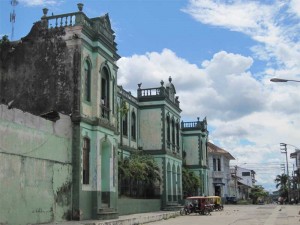 Iquitos-Dum Velká budova (dnes škola) je připomínkou toho, že město na počátku 20. století zažilo boom díky exportu kaučuku používaného k výrobě pneumatik automobilů.