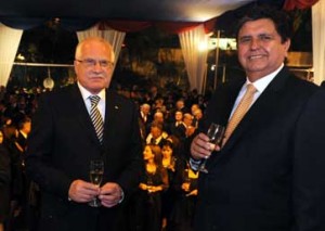 Klaus-Garcia Václav Klaus: `Večer se na českém velvyslanectví koná recepce, kterou navštívil i peruánský prezident. Je to pozitivní gesto, já to – abych se přiznal – v podobných případech doma většinou nedělám.`