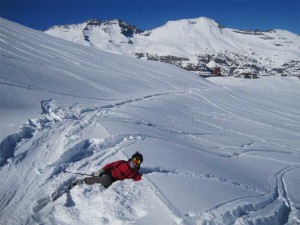Lyžování Chile El Colorado Jeden z prvních dnů lyžařské sezóny v chilském centru El Colorado. Hotel centra Valle Nevado v pozadí.