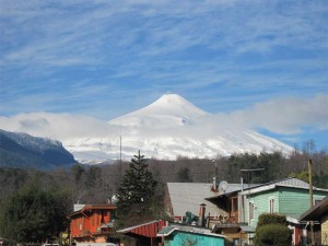 Lyzovani-Sopka-Villarica Lyžařské středisko Pucón se nachází na úpatí sopky Villarica. Na její vrchol lze také vyšlápnout a sjet na její úpatí během méně než půl hodiny.